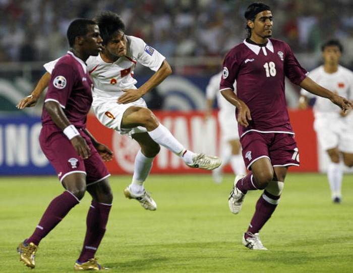 Công Vinh tung cú dứt điểm trong trận hòa Qatar 1-1 (Phan Thanh Bình ghi bàn).